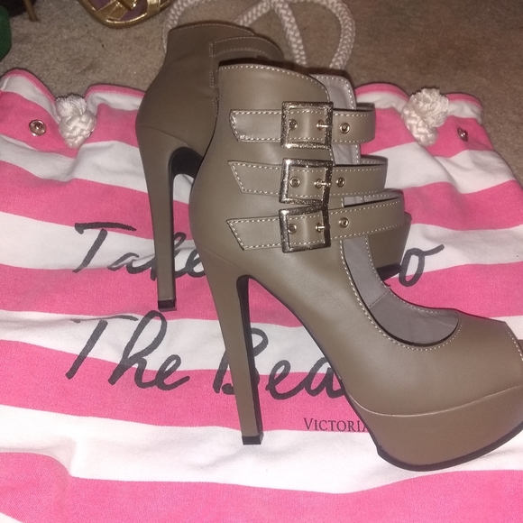 Heels - Picture 2 of 2